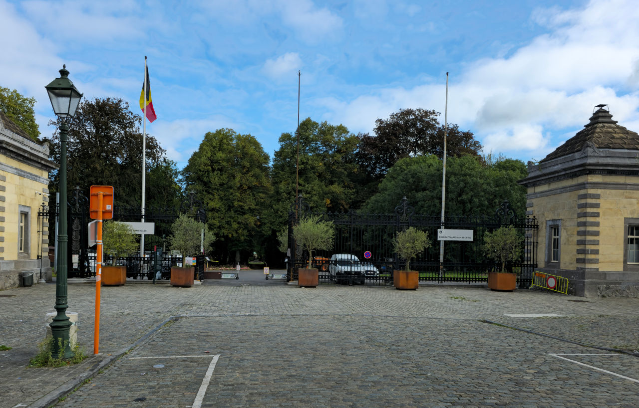Entrée principale du Cimetière de Bruxelles à Evere, grille ouverte sur l'allée centrale.