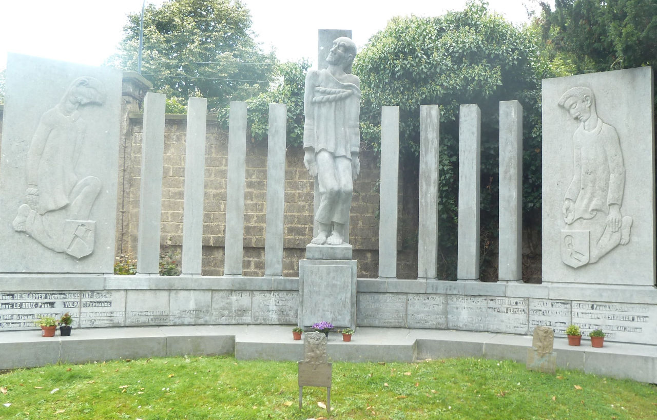 Monument commémoratif en pierre claire du cimetière de Jette.