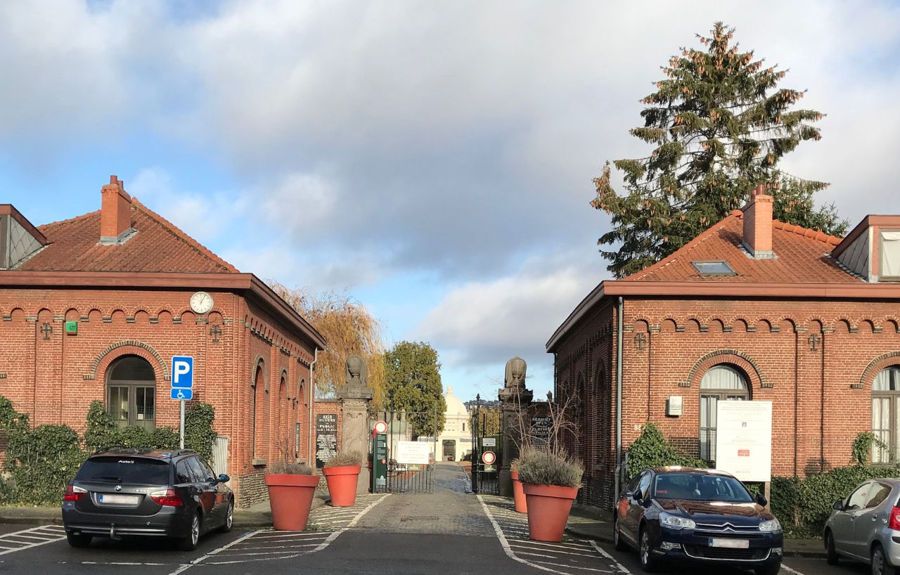 Entrée du cimetière de Molenbeek, entre les deux pavillons de brique.