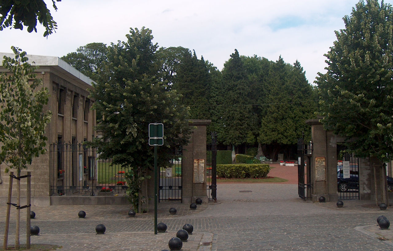 Entrée du Cimetière de Saint-Josse-ten-Noode à Schaerbeek, entre les piliers de pierre.