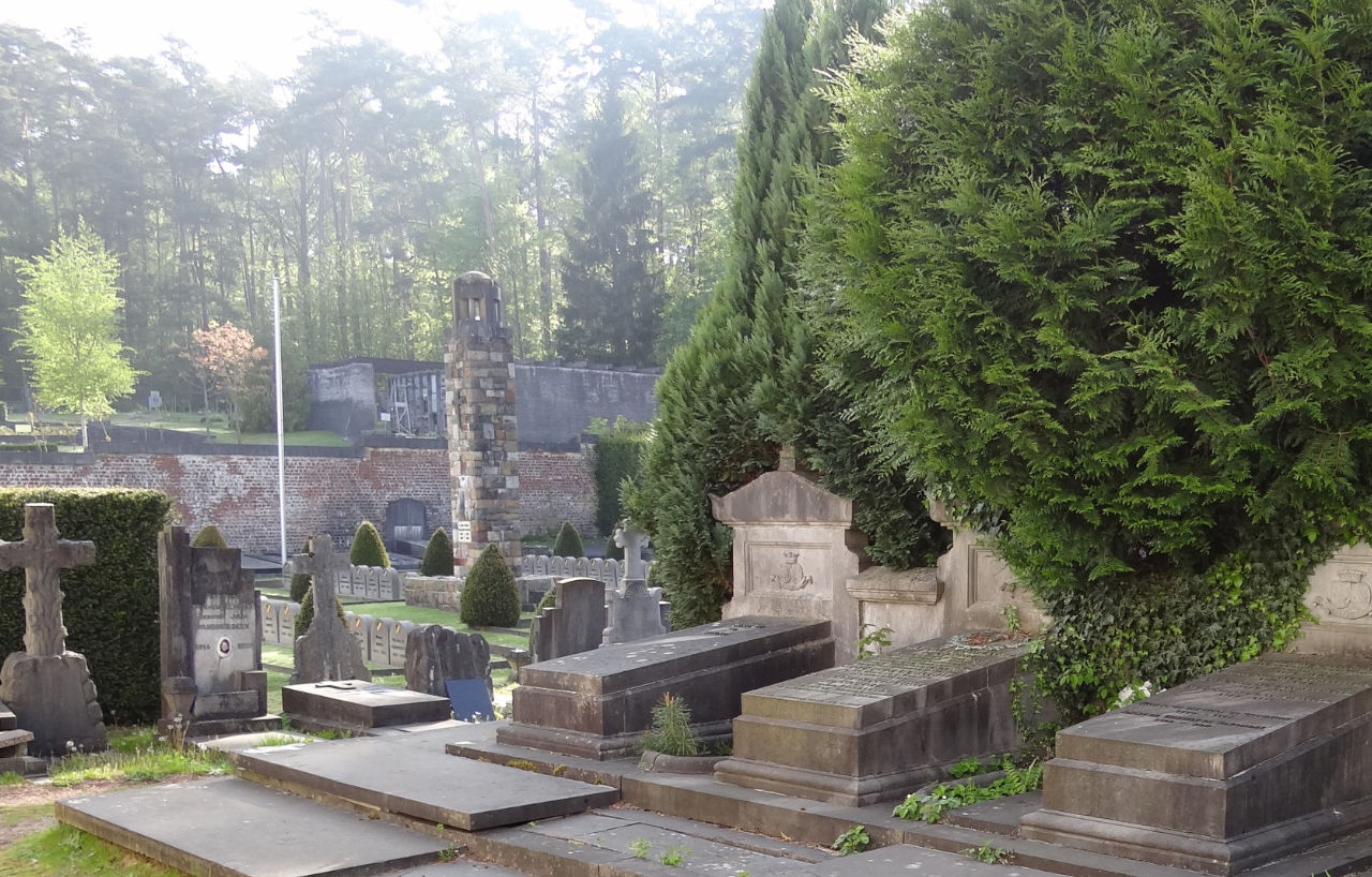 Tombes anciennes du cimetière de Watermael-Boitsfort, sous les arbres.