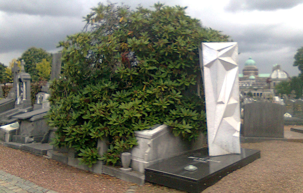 Sépulture contemporaine en pierre claire du cimetière de Woluwe-Saint-Pierre.