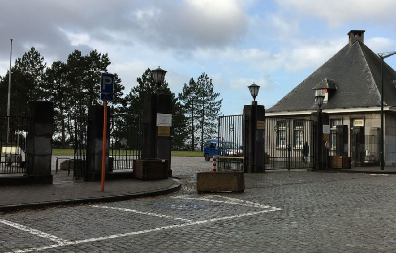 Entrée du Cimetière du Verrewinkel à Uccle, avec la conciergerie et le parvis pavé.