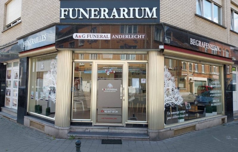 Façade d’angle du Funérarium Bouvin-Coomans à Anderlecht, enseigne « Funerarium » au-dessus des vitrines.