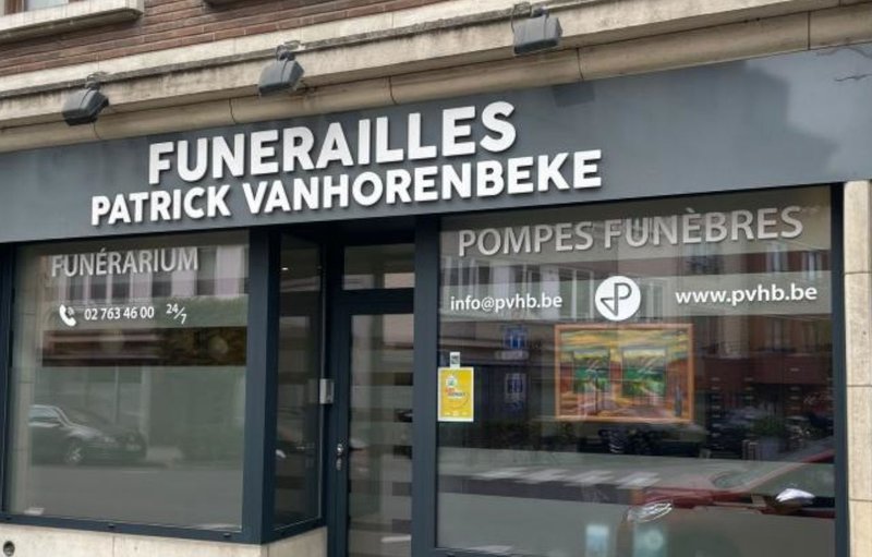 Devanture du Funérarium de Woluwe à Woluwe-Saint-Pierre, enseigne « Funérailles Patrick Vanhorenbeke » au-dessus des vitrines.