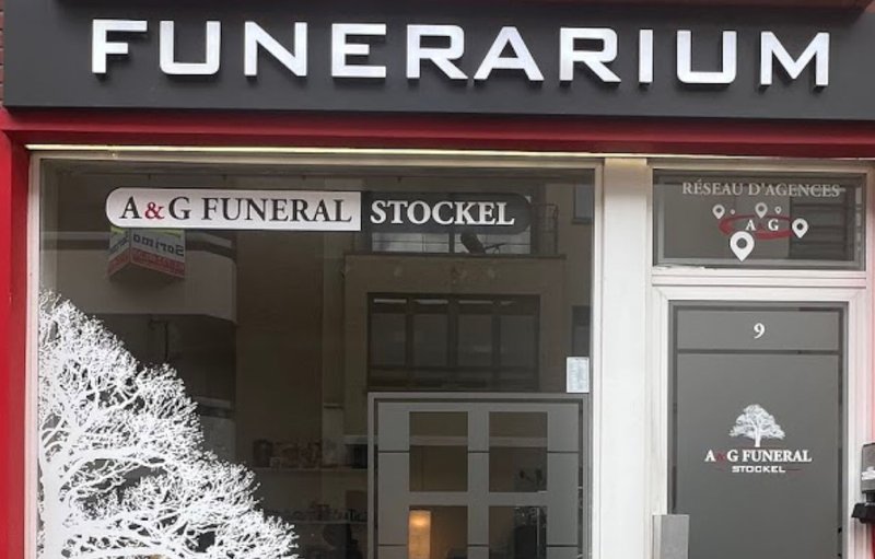 Devanture du Funérarium des Stockeloises à Woluwe-Saint-Pierre, enseigne « Funerarium » sur fond noir et bandeau rouge.