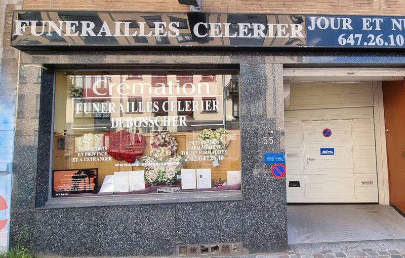 Devanture des Funérailles Célérier à Ixelles, bandeau « Jour et nuit » et couronnes visibles en vitrine.