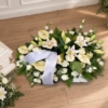 Pièce allongée entièrement blanche Bûche funéraire tout en blanc, en lys, lisianthus et roses