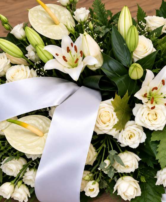 Gros plan : pièce allongée entièrement blanche Gros plan sur les fleurs : pièce allongée entièrement blanche, en lys, lisianthus et roses