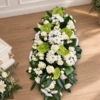 Pièce allongée en blanc et vert Bûche funéraire aux anthuriums verts, en blanc et vert avec chrysanthèmes et roses