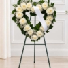Cœur ouvert en roses blanches et gypsophile Cœur ouvert en roses blanches et gypsophile, avec ruban blanc