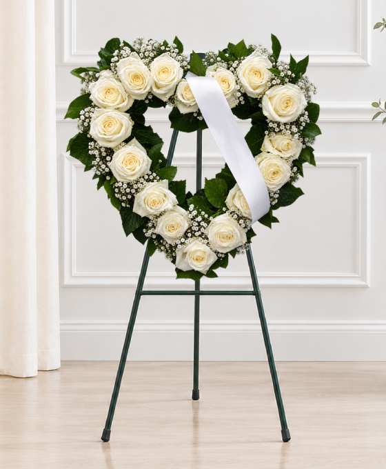 Cœur ouvert en roses blanches et gypsophile, avec ruban blanc