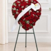 Cœur plein en roses rouges Coeur de roses rouges avec orchidée, plein et bordé de gypsophile, avec un ruban blanc