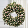 Couronne sur trépied en roses roses et crème Couronne mortuaire rose et lys blancs, en roses crème avec gypsophile, sur trépied