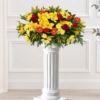 Coussin en lys jaunes Coussin mortuaire jaune et rouge en lys, gerberas et roses, avec du solidage