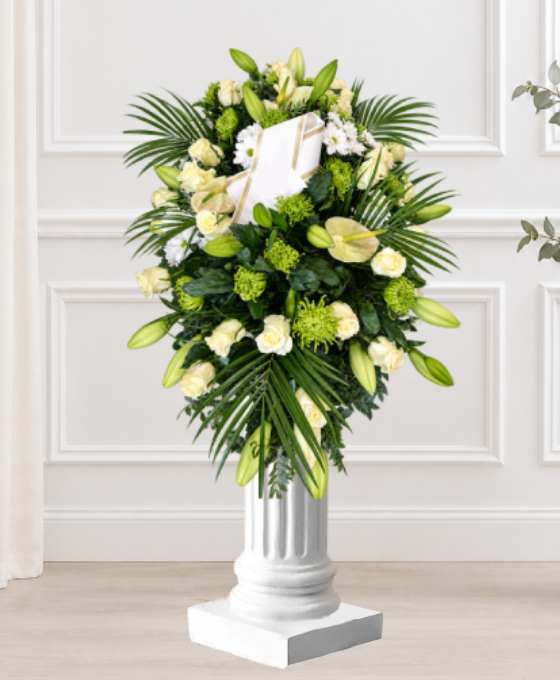 Coussin mortuaire blanc et vert en lys, roses et chrysanthèmes, avec des palmes et une carte